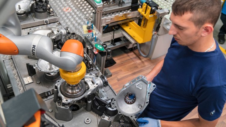 Marcatura CE per sistemi con robot collaborativi di BMW Group - Pilz offre applicazioni HRC sicure nella produzione dell’industria Automotive